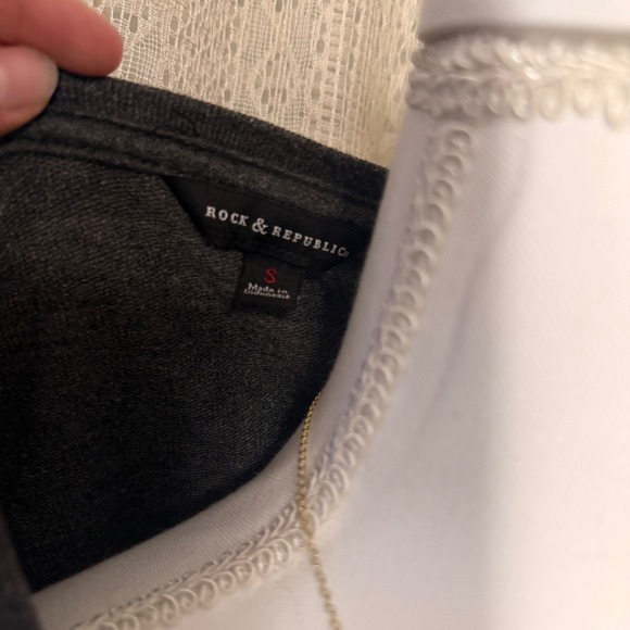 ROCK & REPUBLIC Gray Long Sleeve Crest Lion Studded Top Women's Size S - Picture 6 of 7